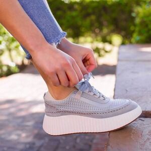 New White Mountain Dynastic Sneakers Women's Size 7 Light Grey Fabric Platform